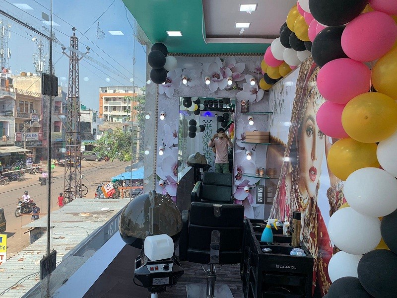 BOUNCE UNISEX SALOON 