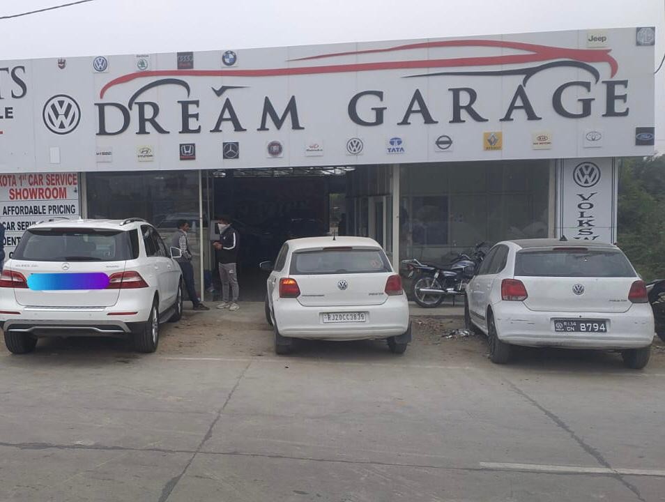 DREAM CAR GARAGE 